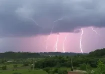 dia com trovões e raios