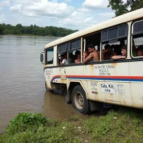 ônibus com passageiros