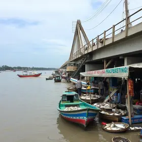 Ponte desaba e atinge embarcações no trapiche do Mercado de Peixe em Abaetetuba